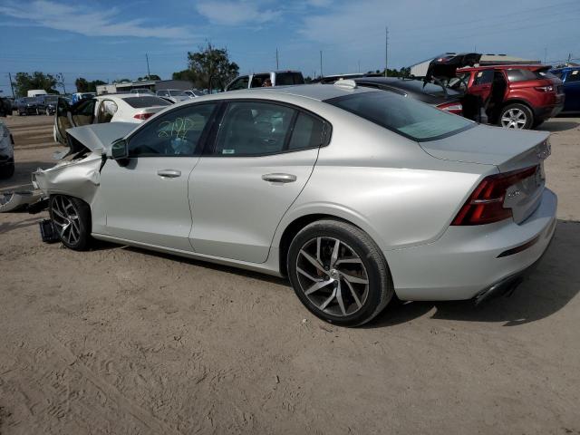 7JR102FKXLG049793 - 2020 VOLVO S60 T5 MOMENTUM SILVER photo 2
