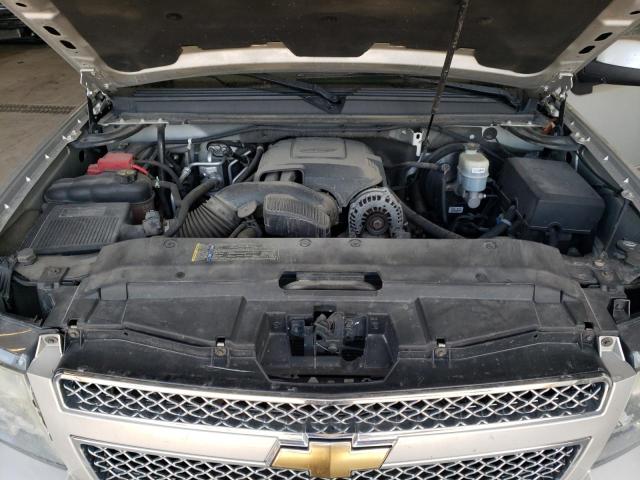 1GNSKJE39BR183688 - 2011 CHEVROLET SUBURBAN K1500 LT SILVER photo 12