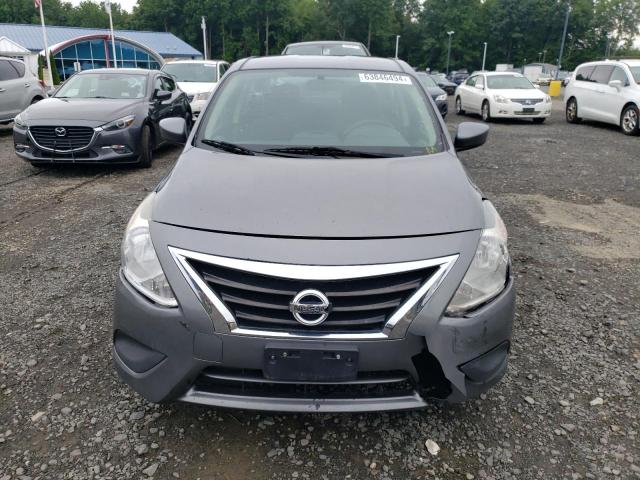 3N1CN7AP2KL876497 - 2019 NISSAN VERSA S GRAY photo 5