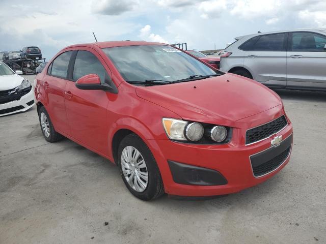 1G1JA5SH0D4193825 - 2013 CHEVROLET SONIC LS RED photo 4