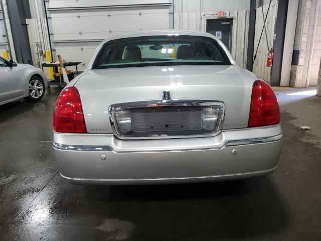 1LNHM82W63Y641033 - 2003 LINCOLN TOWN CAR SIGNATURE فضي صورة 6