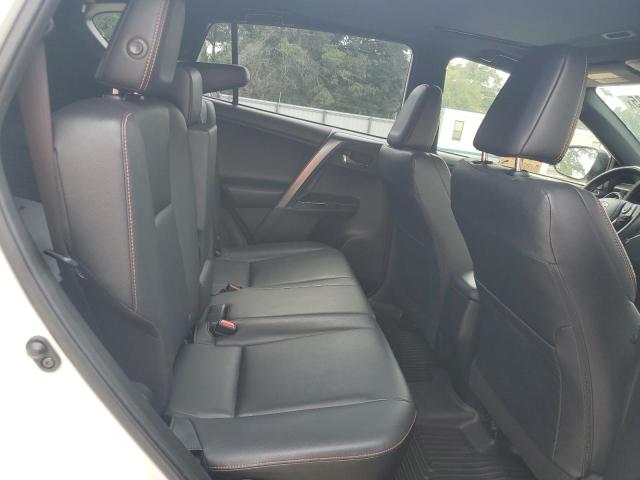 JTMNFREV9JJ176375 - 2018 TOYOTA RAV4 SE أبيض صورة 11