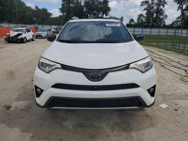 JTMNFREV9JJ176375 - 2018 TOYOTA RAV4 SE أبيض صورة 5