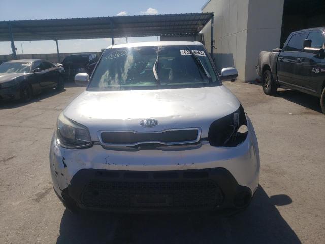 KNDJN2A27F7811909 - 2015 KIA SOUL SILVER photo 5