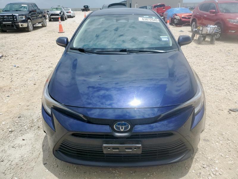 JTDBCMFE7PJ002424 - 2023 TOYOTA COROLLA LE Синій фото 5