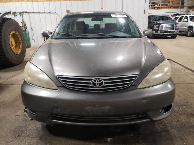 JTDBE32K853026135 - 2005 TOYOTA CAMRY LE GRAY photo 5