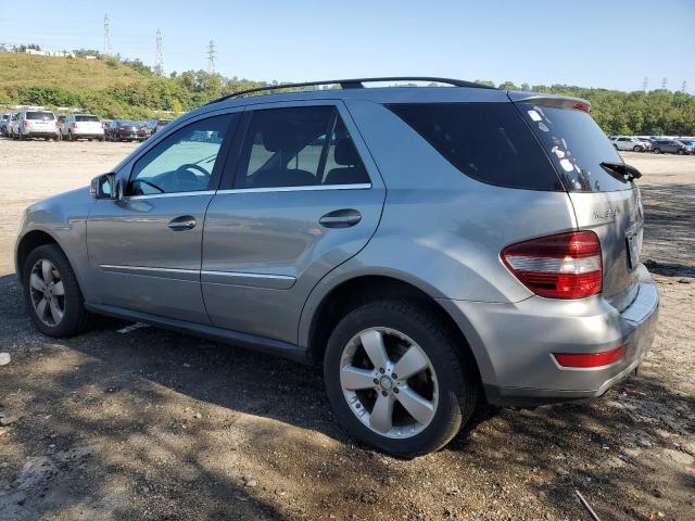 4JGBB8GBXBA670477 - 2011 MERCEDES-BENZ ML 350 4MATIC GRAY photo 2