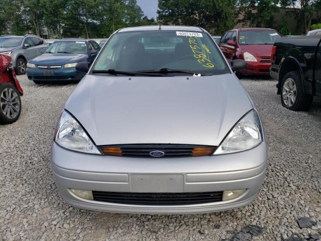 3FAFP31Z34R107964 - 2004 FORD FOCUS ZX3 SILVER photo 5