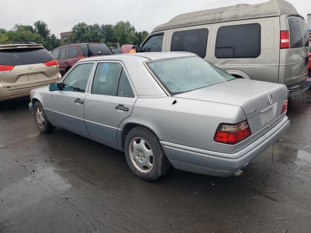 WDBEA32EXSC256868 - 1995 MERCEDES-BENZ E 320 BASE SILVER photo 2