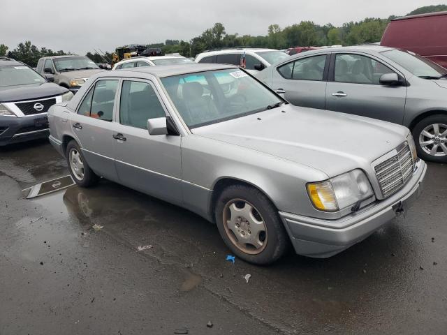 WDBEA32EXSC256868 - 1995 MERCEDES-BENZ E 320 BASE SILVER photo 4