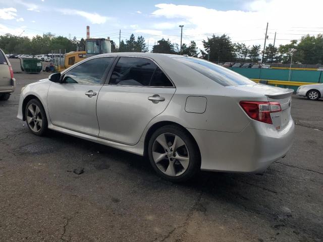 4T1BK1FK9DU536487 - 2013 TOYOTA CAMRY SE Gümüş foto 2