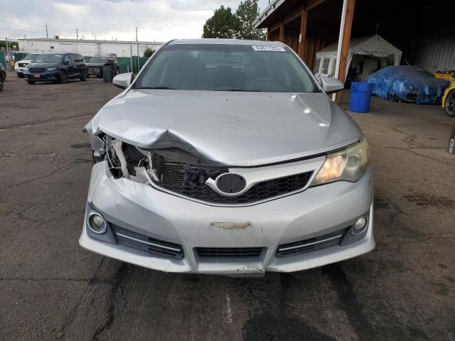 4T1BK1FK9DU536487 - 2013 TOYOTA CAMRY SE Gümüş foto 5