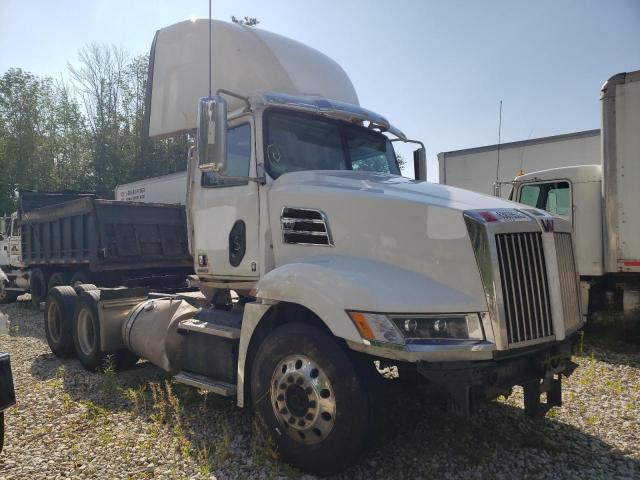 5KJJBLDR5HLJE4161 - 2017 WESTERN STAR/AUTO CAR 5700 XE WHITE photo 1