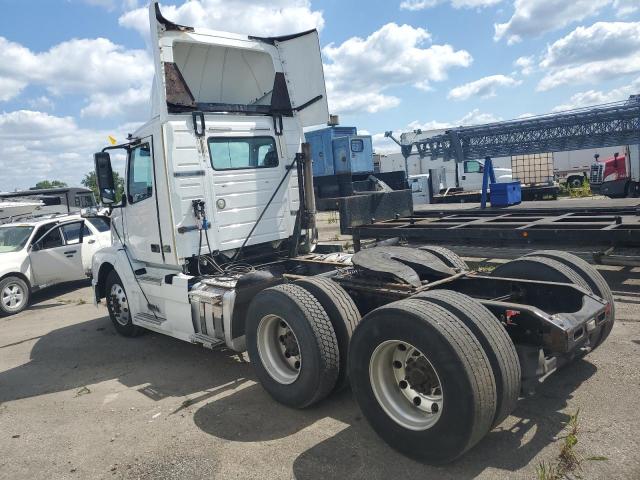 4V4NC9EG4DN130979 - 2013 VOLVO VN VNL WHITE photo 3