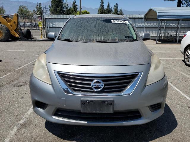 3N1CN7AP5DL845814 - 2013 NISSAN VERSA S ვერცხლისფერი ფოტო 5