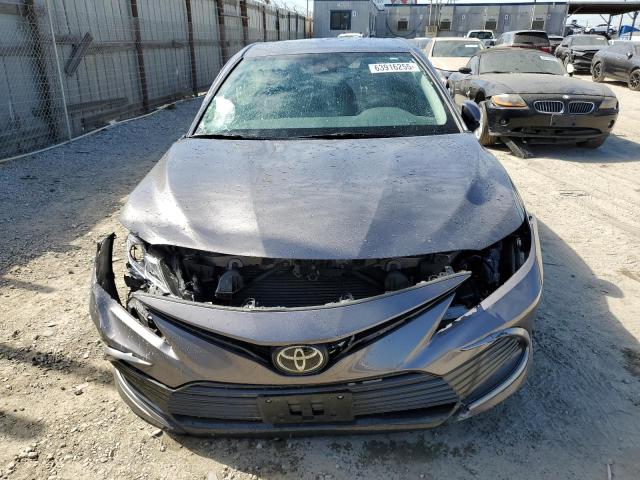 4T1C11AK7PU750686 - 2023 TOYOTA CAMRY LE GRAY photo 5