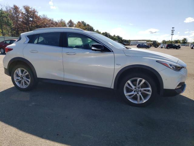 SJKCH5CR0JA057918 - 2018 INFINITI QX30 BASE أبيض صورة 4