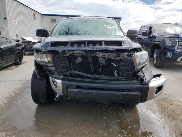 5TFRM5F12JX123431 - 2018 TOYOTA TUNDRA DOUBLE CAB SR/SR5 GRAY photo 5