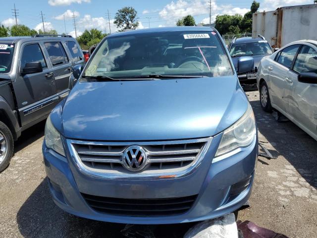 2V4RW3DGXBR717261 - 2011 VOLKSWAGEN ROUTAN SE GRAY photo 5