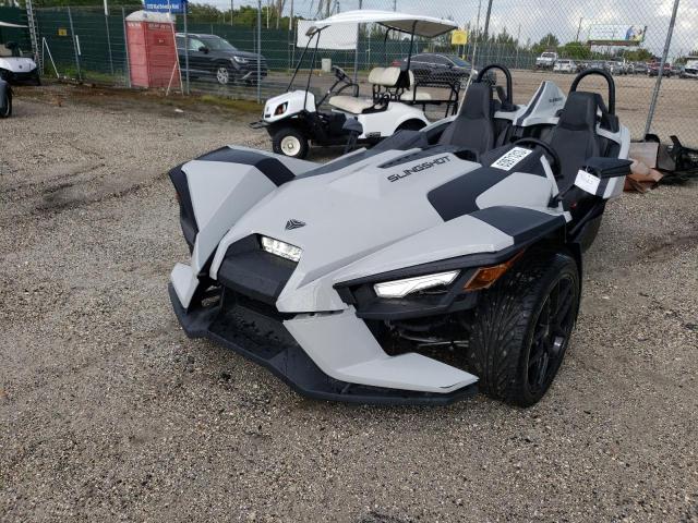 57XAASHD4N8149824 - 2022 POLARIS SLINGSHOT S GRAY photo 2