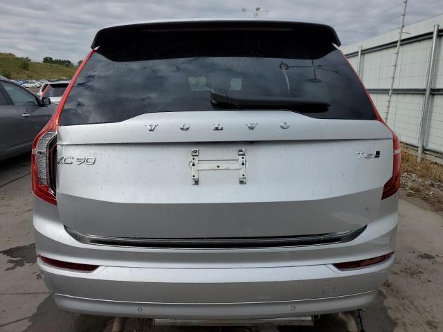 YV4A221K0N1811628 - 2022 VOLVO XC90 T6 MOMENTUM SILVER photo 6