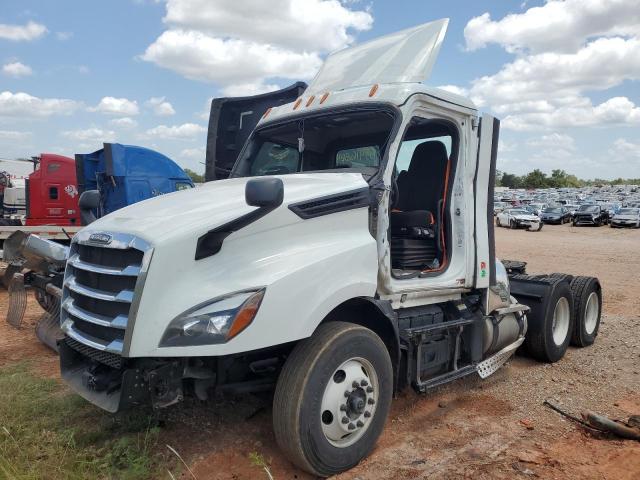 3AKJHLDV5RDUJ5798 - 2024 FREIGHTLINER CASCADIA 1 WHITE photo 2