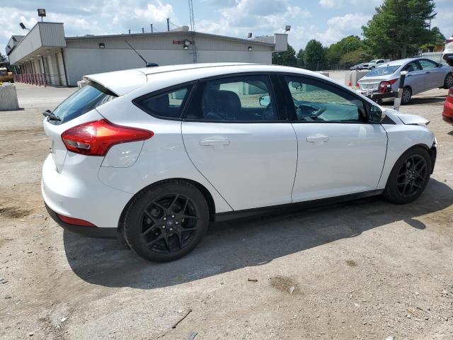 1FADP3K29GL305590 - 2016 FORD FOCUS SE WHITE photo 3