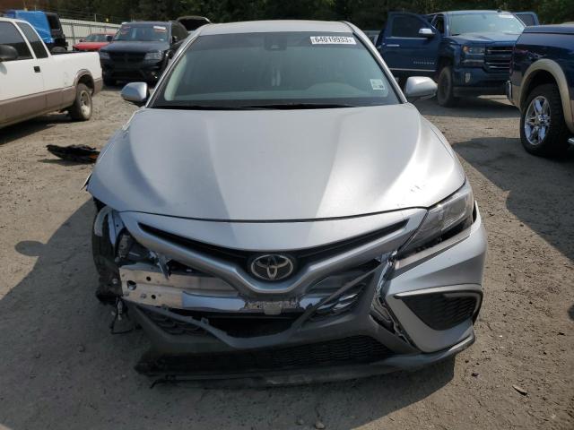 4T1G11AK8PU721490 - 2023 TOYOTA CAMRY SE NIGHT SHADE SILVER photo 5