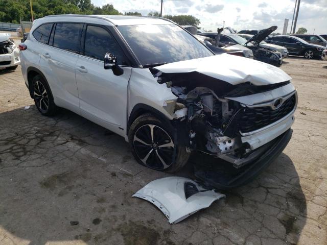 5TDHBRCH1NS553280 - 2022 TOYOTA HIGHLANDER HYBRID XLE WHITE photo 4