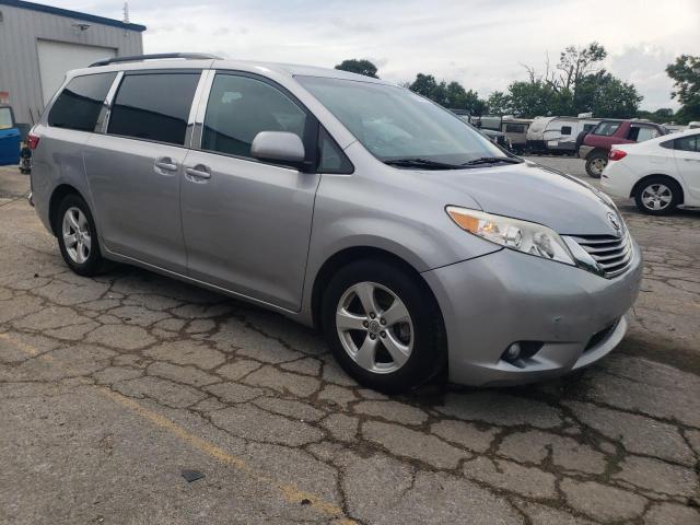 5TDKK3DC9FS583019 - 2015 TOYOTA SIENNA LE 银色 照片 4
