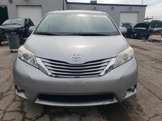 5TDKK3DC9FS583019 - 2015 TOYOTA SIENNA LE 银色 照片 5