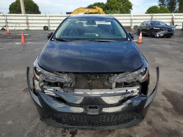 5YFEPMAE8NP299222 - 2022 TOYOTA COROLLA LE BLACK photo 5