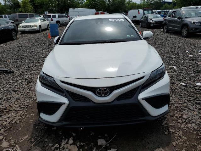 4T1G11BK1PU075790 - 2023 TOYOTA CAMRY SE NIGHT SHADE WHITE photo 5