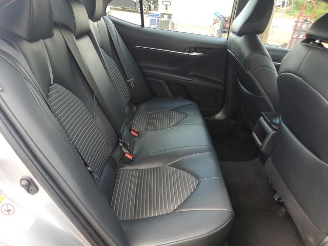 4T1B11HK7JU156883 - 2018 TOYOTA CAMRY L SILVER photo 10