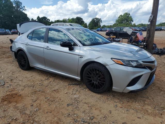 4T1B11HK7JU156883 - 2018 TOYOTA CAMRY L SILVER photo 4