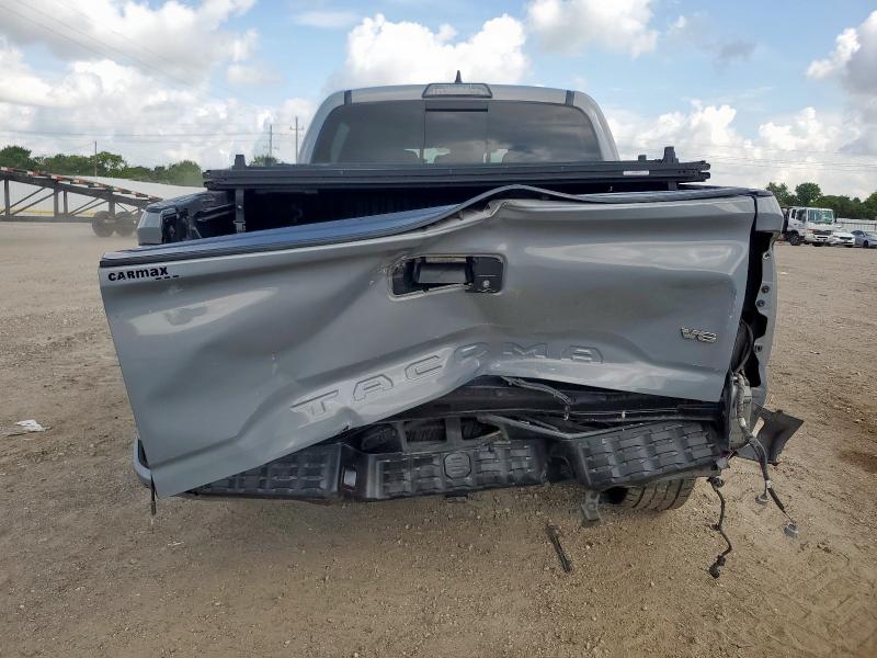 5TFEZ5CN5JX062938 - 2018 TOYOTA TACOMA DOUBLE CAB GRAY photo 6