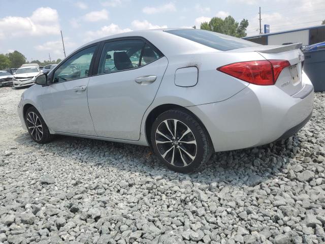 5YFBURHE4JP789598 - 2018 TOYOTA COROLLA L SILVER photo 2