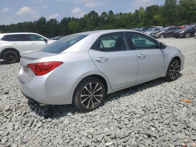 5YFBURHE4JP789598 - 2018 TOYOTA COROLLA L SILVER photo 3