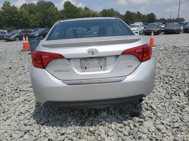 5YFBURHE4JP789598 - 2018 TOYOTA COROLLA L SILVER photo 6