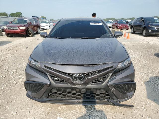 4T1S11AK7PU182855 - 2023 TOYOTA CAMRY SE NIGHT SHADE SILVER photo 5