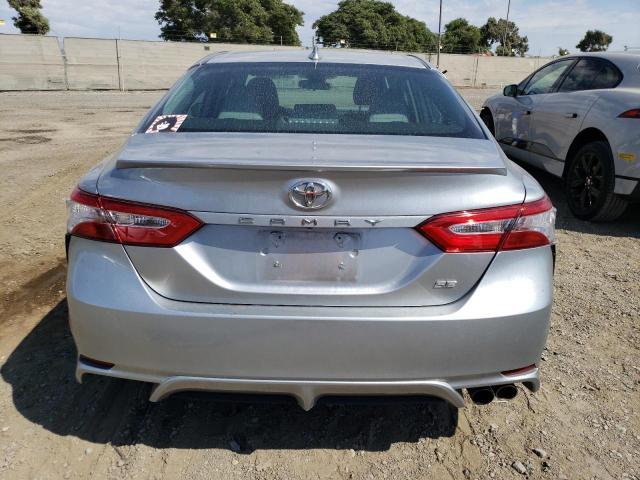 4T1G11AKXLU327192 - 2020 TOYOTA CAMRY SE SILVER photo 6