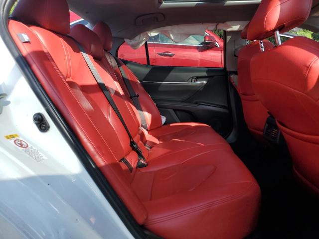 4T1B11HK8JU116067 - 2018 TOYOTA CAMRY L WHITE photo 10