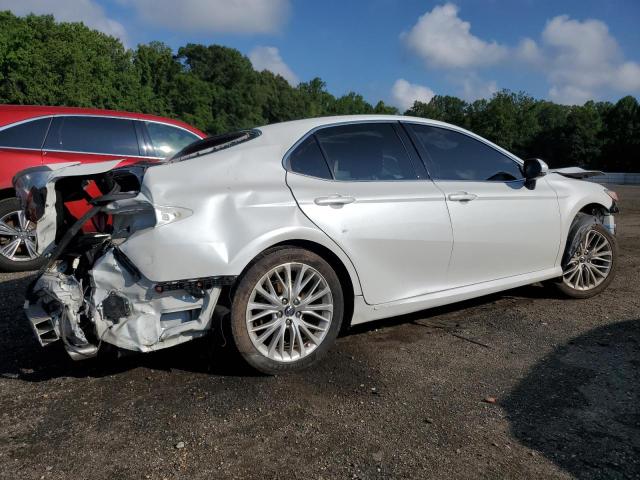 4T1B11HK8JU116067 - 2018 TOYOTA CAMRY L WHITE photo 3