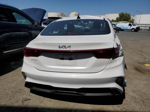 3KPF24AD7PE598389 - 2023 KIA FORTE LX WHITE photo 6