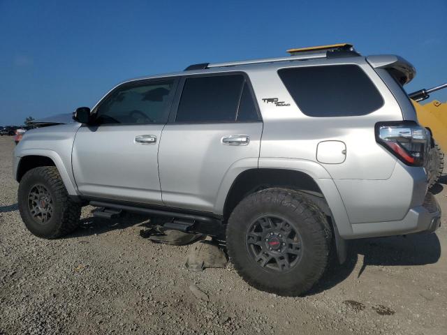 JTEBU5JR0J5588716 - 2018 TOYOTA 4RUNNER SR5/SR5 PREMIUM 银色 照片 2