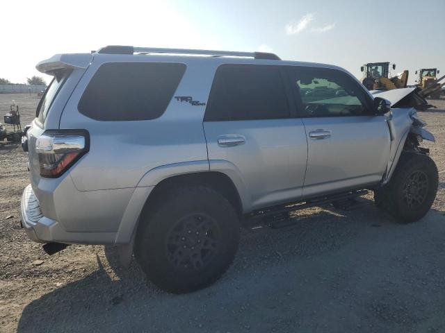 JTEBU5JR0J5588716 - 2018 TOYOTA 4RUNNER SR5/SR5 PREMIUM 银色 照片 3