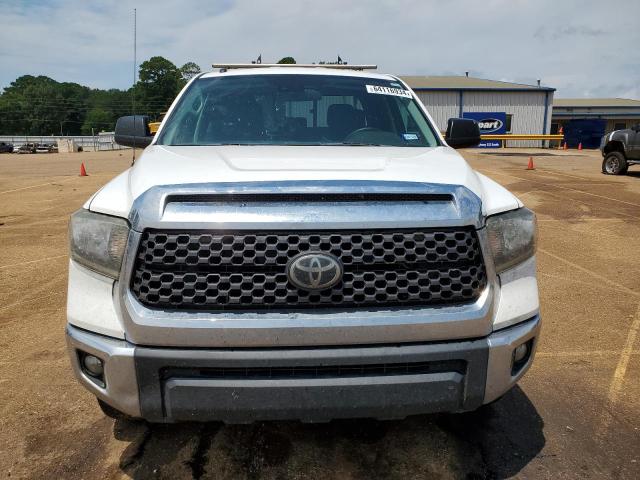 5TFUW5F11JX741201 - 2018 TOYOTA TUNDRA DOUBLE CAB SR/SR5 WHITE photo 5