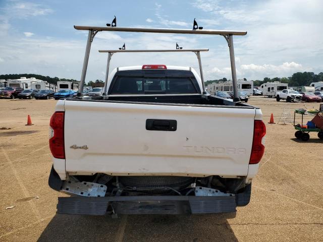5TFUW5F11JX741201 - 2018 TOYOTA TUNDRA DOUBLE CAB SR/SR5 WHITE photo 6