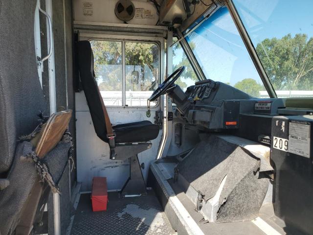 4UZA4FF47WC991013 - 1998 FREIGHTLINER CHASSIS M LINE WALK-IN VAN WHITE photo 11