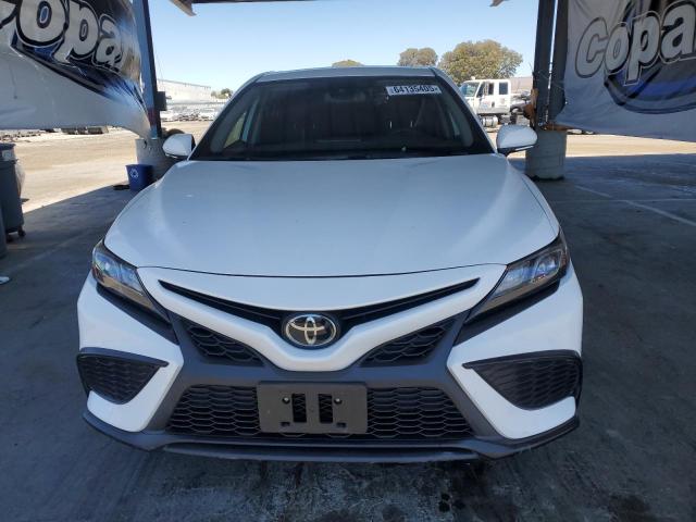 4T1T11AK6PU828231 - 2023 TOYOTA CAMRY SE NIGHT SHADE WHITE photo 5